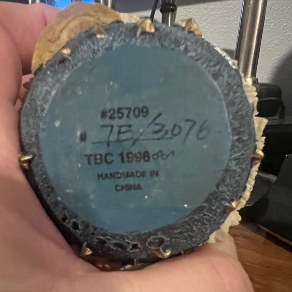 Boyd’s bear Christmas ornament. Queen of the World. 1998. Numbered. - Picture 3 of 4